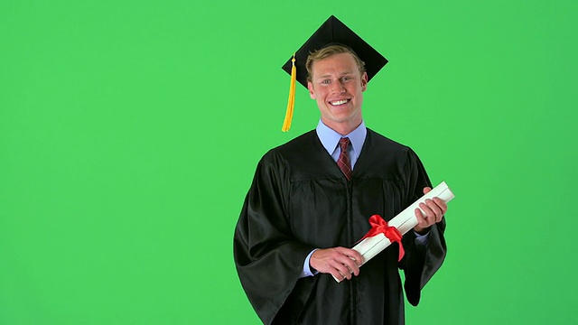 年轻快乐的毕业生在绿屏上视频素材