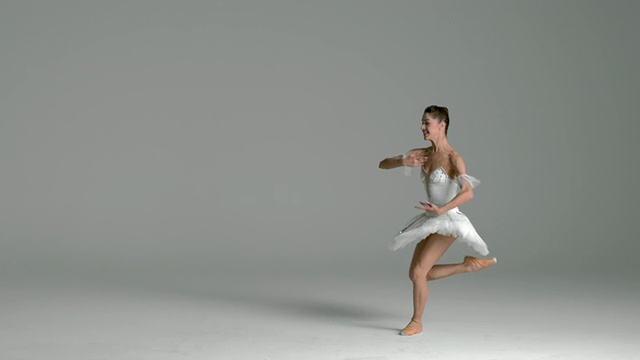 芭蕾舞演员表演大戏的慢动作jetÃ©工作室视频素材