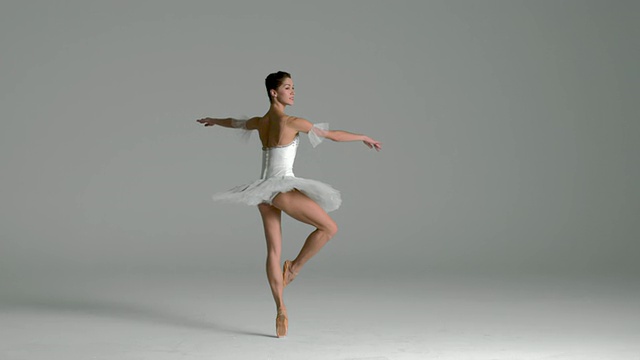 芭蕾舞女演员在工作室里脚尖旋转的慢动作视频素材