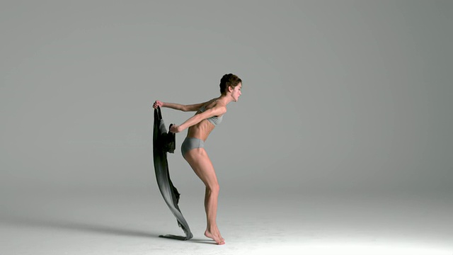 芭蕾舞演员用丝绸面料跳跃的慢动作视频素材
