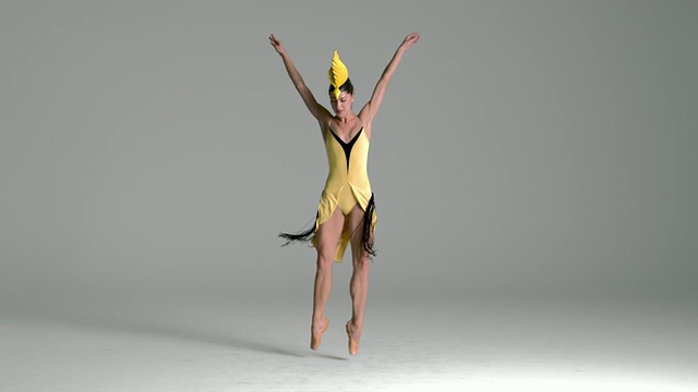 芭蕾舞演员表演的慢动作，穿着黄色的鸟服跳舞视频素材
