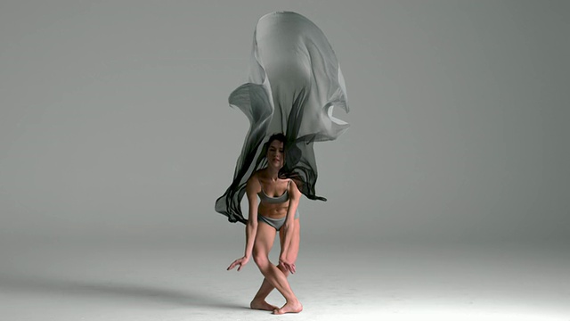 芭蕾舞演员用丝绸面料跳跃的慢动作视频素材