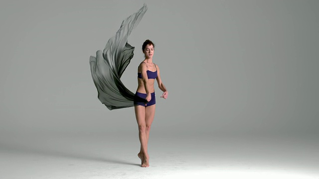 芭蕾舞演员用丝绸跳舞的慢动作视频素材