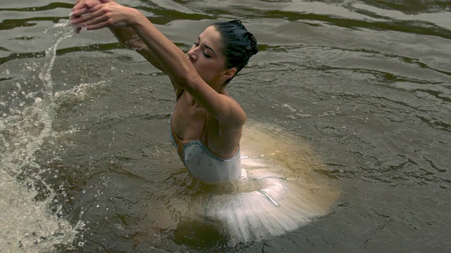 穿着芭蕾舞短裙在水中表演的芭蕾舞女演员视频素材