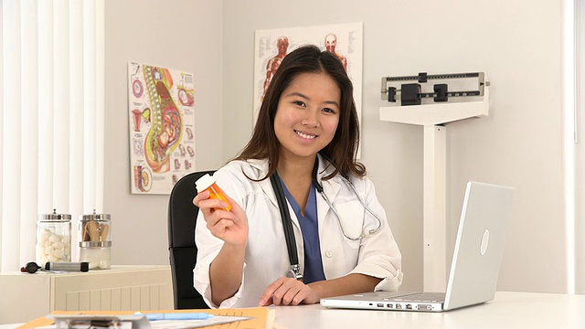 亚洲女医生微笑着拿着处方的肖像视频下载
