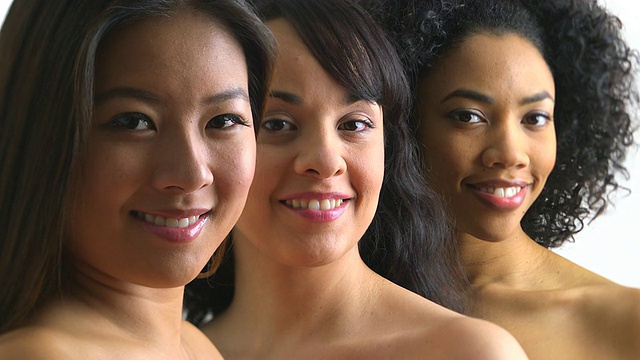 三个快乐女人的肖像视频下载