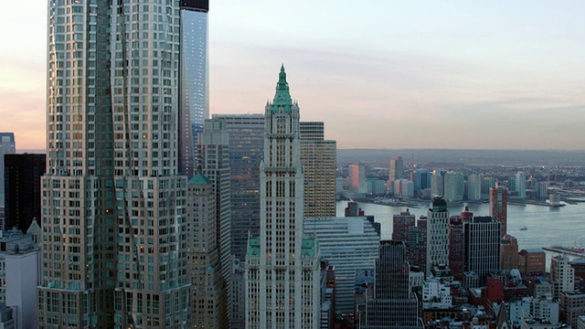 日落时分，空中俯瞰曼哈顿下城的弗兰克·盖里、伍尔沃斯和世贸中心一号大楼视频下载