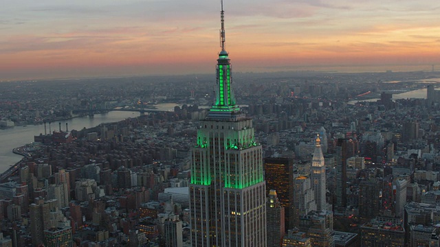 帝国大厦鸟瞰图看市中心曼哈顿天际线在日落，纽约市视频素材