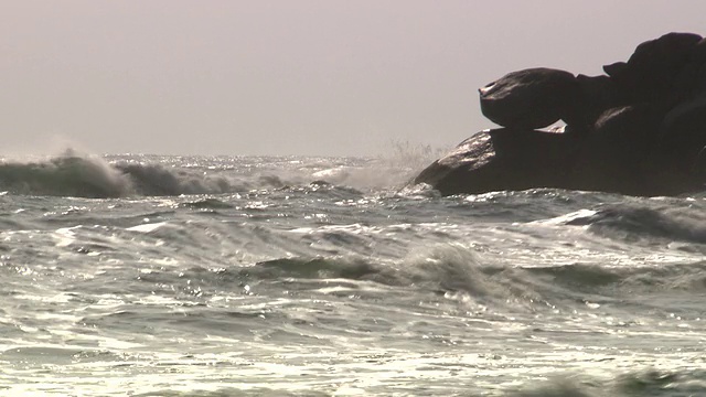 哥伦比亚内华达山脉的泰罗纳国家自然公园的海岸线上，汹涌的海浪拍打着岩石前站视频下载