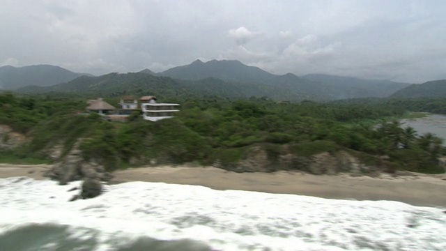 从直升机上鸟瞰哥伦比亚内华达山脉的泰罗纳国家自然公园海岸线视频下载