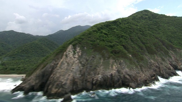 从直升机上鸟瞰哥伦比亚内华达山脉的泰罗纳国家自然公园海岸线视频下载