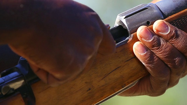 一名男子的手在装高口径猎枪/ Ongava, Kunene，纳米比亚视频下载