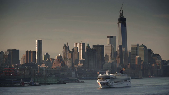 一艘游船沿着哈德逊河驶来，从帕利塞德拍摄的曼哈顿下城的WS。视频素材