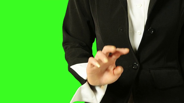 商业女性的手移动触摸屏手势与绿色屏幕背景视频素材