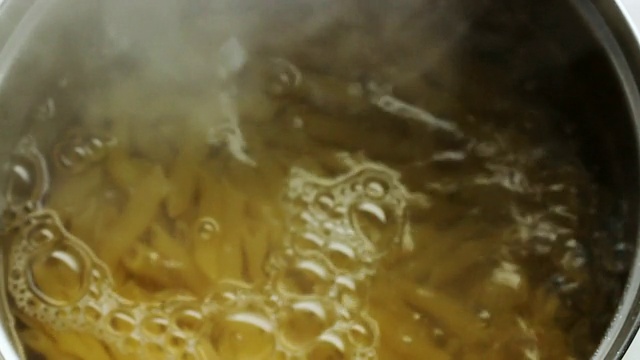 英国伦敦，平底锅煮的一份通心粉视频素材