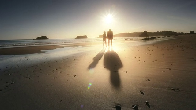 美国俄勒冈州奥尔福德港，一对老年夫妇在日落时分的海滩上散步视频下载