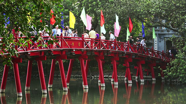 游客在越南还剑河内湖上的红桥上行走视频下载