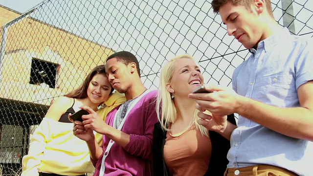 一群用手机的青少年视频素材