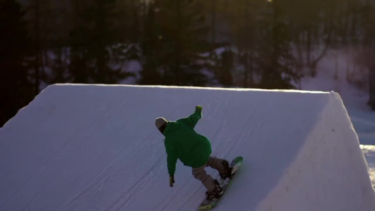 在夕阳下滑雪跳跃视频下载
