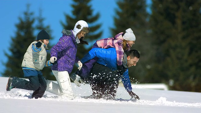 HD超级慢动作:家庭在雪地上奔跑视频素材