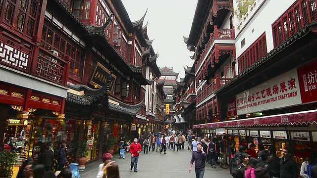中国上海，老城里的行人视频下载
