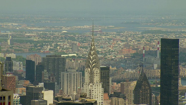 WS鸟瞰图的塔尖的克莱斯勒大厦和附近的建筑物的顶部/纽约，美国视频下载