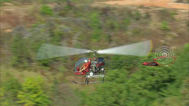 美国阿拉巴马州塔斯卡卢萨县，追踪直升机发射和飞火烟雾清除森林的镜头视频下载