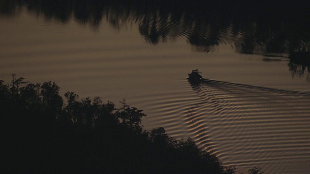 美国阿拉巴马州，鲍尔温县的莫比尔三角洲，在夜间通过水面的船只鸟瞰图视频下载