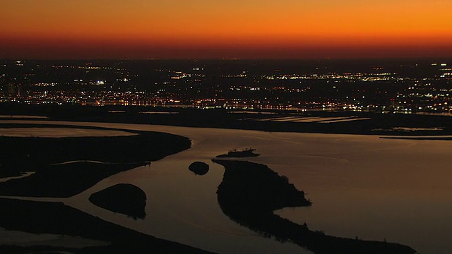 美国阿拉巴马州莫比尔河市夜间灯光鸟瞰图视频下载