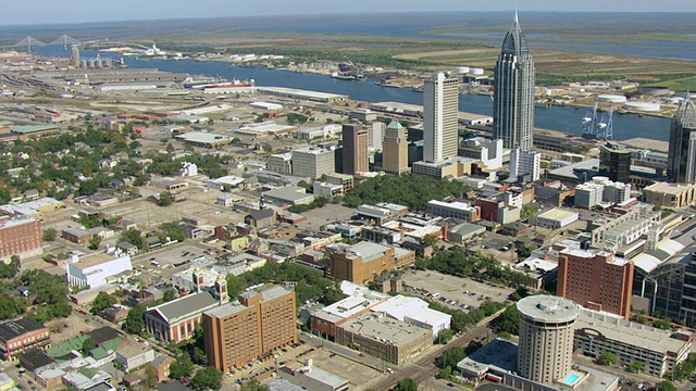 美国阿拉巴马州莫比尔河城市建筑的WS鸟瞰图视频下载