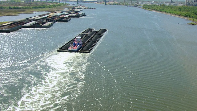 在美国阿拉巴马州移动的水和煤驳船视频下载
