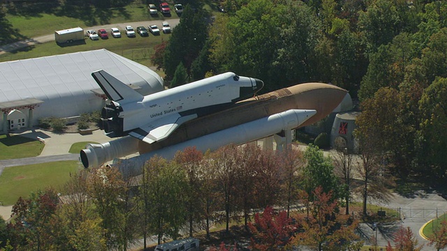 美国阿拉巴马州亨茨维尔航天火箭中心外展示的宇宙飞船的MS AERIAL Shot视频下载