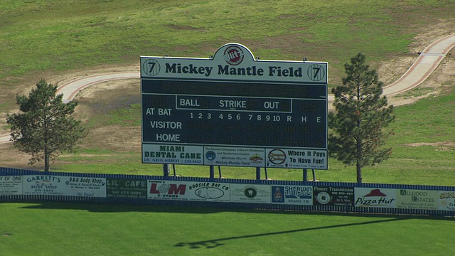 WS AERIAL ZO视图米奇曼特尔记分牌在棒球场/商业，俄克拉何马州，美国视频素材