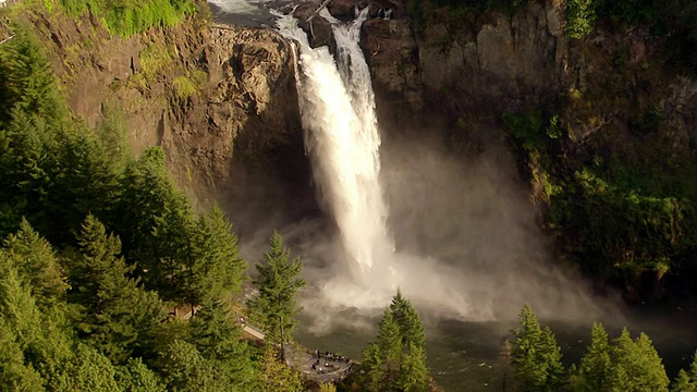 美国华盛顿州斯诺夸尔米瀑布和彩虹鸟瞰图视频素材