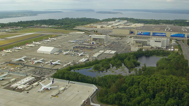 WS鸟瞰图波音埃弗雷特工厂大楼和飞机/埃弗雷特，华盛顿，美国视频下载