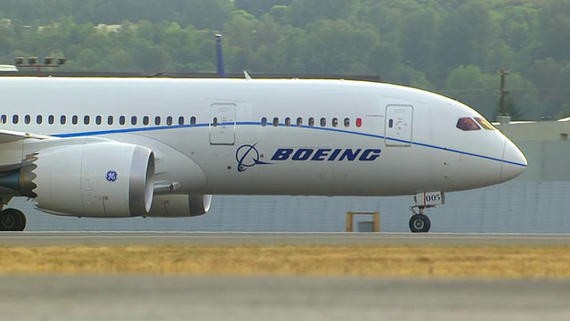 波音787梦想飞机在跑道上移动，华盛顿，美国视频下载