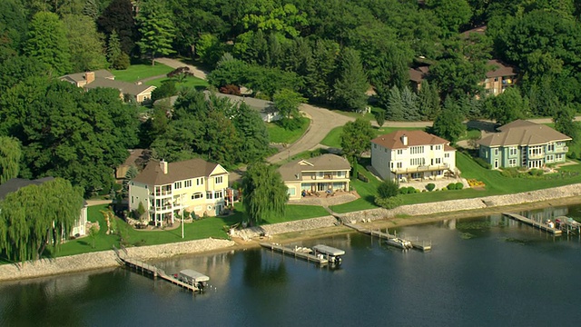 美国密歇根州马斯基根县莫纳湖上带有码头和船只的房屋视图视频下载