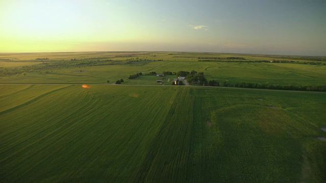 WS鸟瞰图农田和照耀的太阳在萨姆纳县/堪萨斯州，美国视频下载