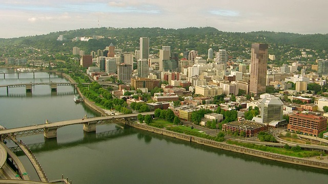 WS鸟瞰图城市天际线与威拉米特河和桥梁/波特兰，俄勒冈，美国视频素材