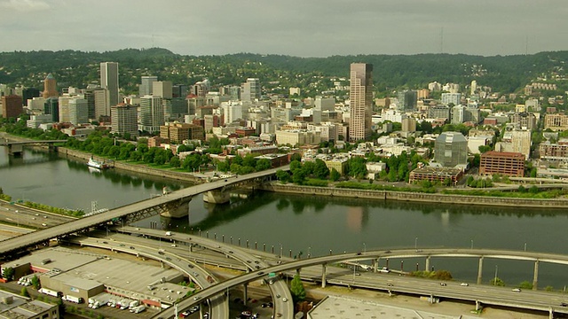 WS鸟瞰图城市天际线与威拉米特河和桥梁/波特兰，俄勒冈，美国视频素材