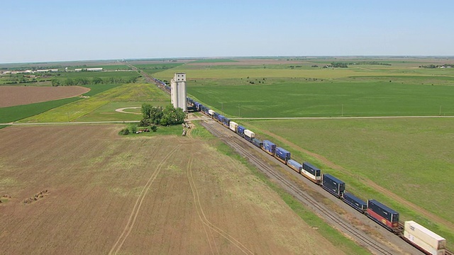 美国堪萨斯州基奥瓦县，火车在轨道上通过农田视频下载