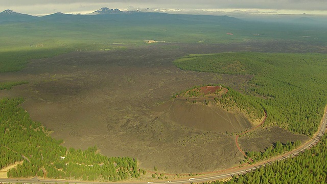 美国俄勒冈州纽贝里国家火山纪念碑的熔岩丘和周围的熔岩场的WS鸟瞰图视频下载