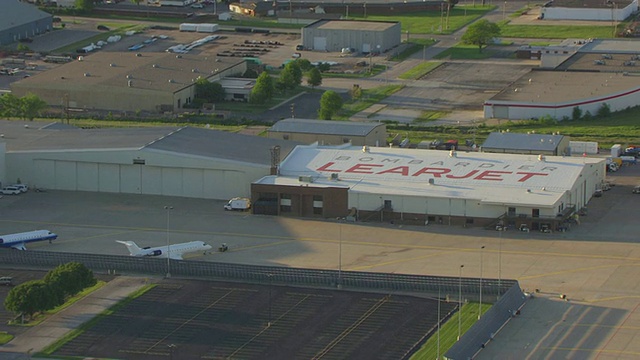 美国堪萨斯州威奇托飞机库屋顶上庞巴迪里尔喷气机标识的图片视频素材