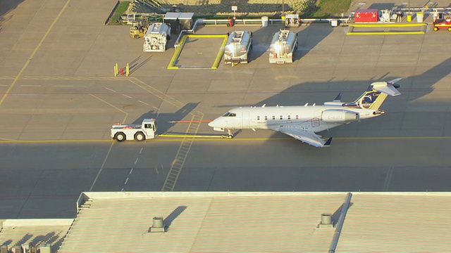庞巴迪里尔喷气式飞机在美国堪萨斯州威奇托的停机坪上降落视频素材