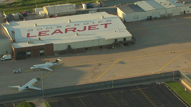 庞巴迪里尔喷气式飞机在美国堪萨斯州威奇托停机坪上降落视频素材