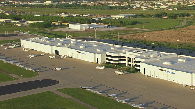 美国堪萨斯州威奇托，建筑上有Cessna Citation标志的Cessna Mid Continent机场的MS AERIAL ZI视图视频素材