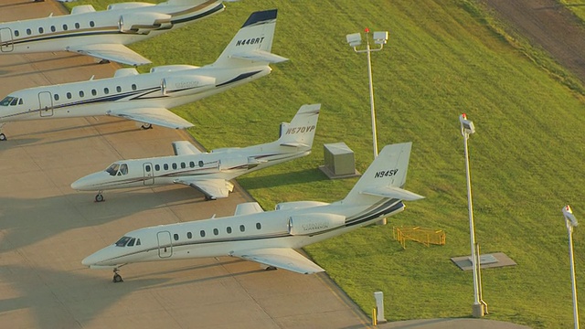 美国堪萨斯州威奇托，塞斯纳中大陆机场停机坪上一排排飞机的鸟瞰图视频素材