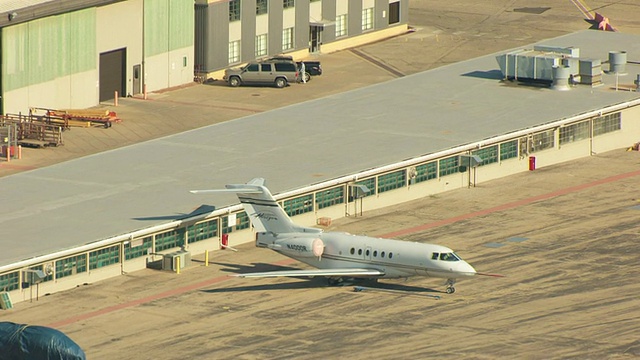 图为美国堪萨斯州威奇托霍克比奇机场停机坪上的飞机视频素材