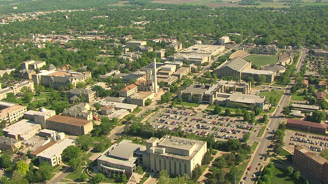 堪萨斯州立大学/曼哈顿，堪萨斯州，美国校园上空城市景观WS鸟瞰图视频下载