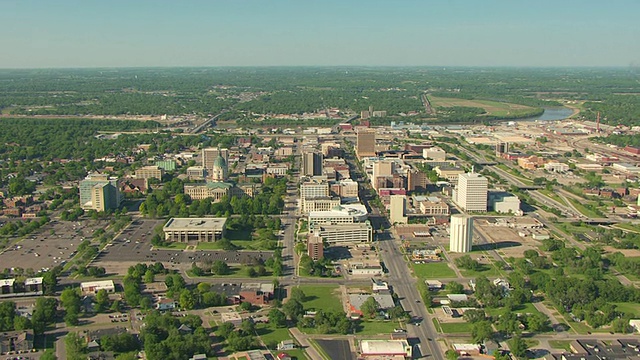 WS AERIAL DS View of cityscape / Topeka，堪萨斯州，美国视频下载